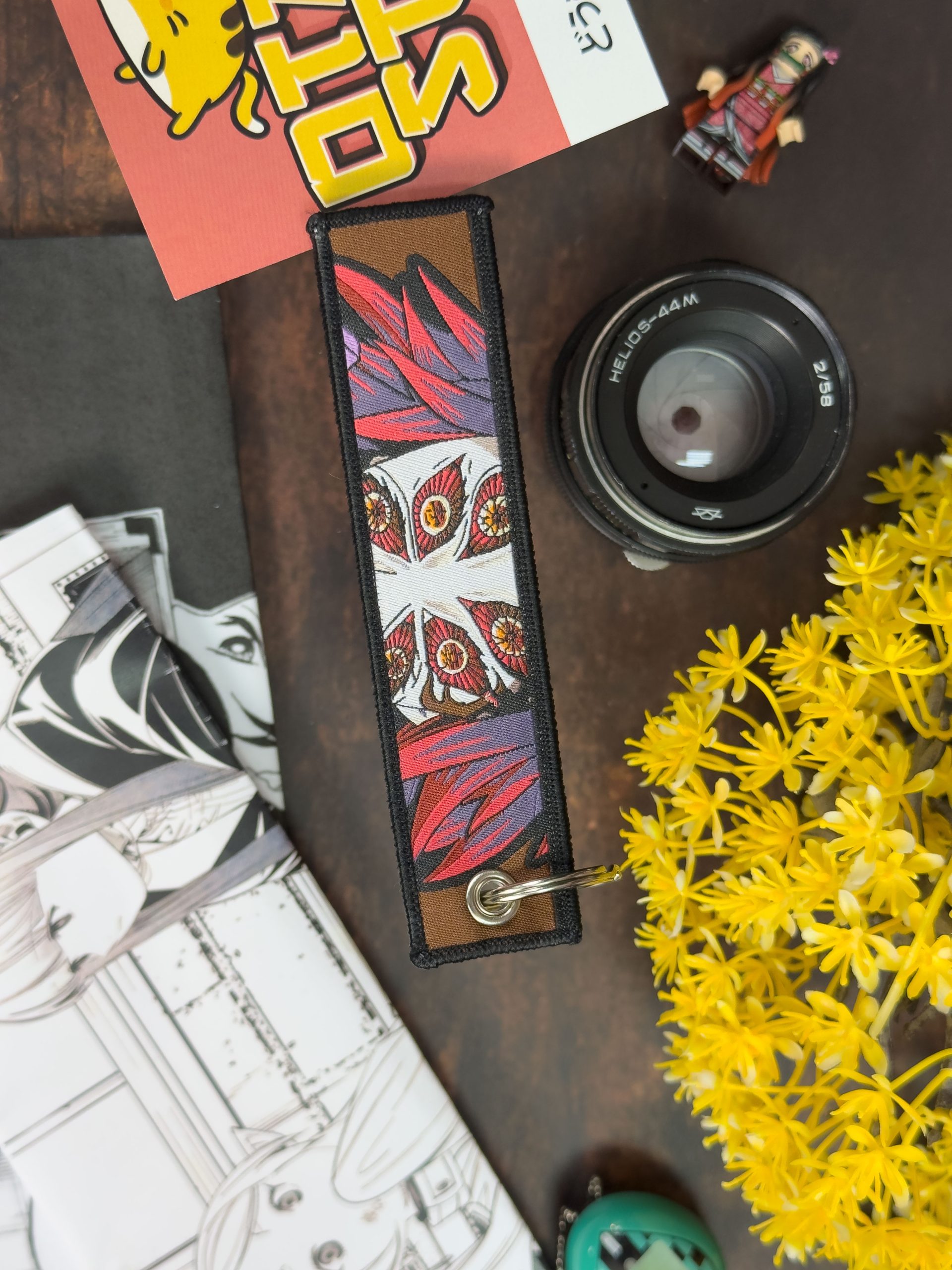 Breloc brodat cu Kokushibo, Upper Moon One din Demon Slayer, ideal pentru fanii care apreciază estetica întunecată, detaliile vizuale impresionante și aura impunătoare a unuia dintre cei mai puternici demoni din serie. Broderia redă perfect designul complex al personajului, făcând brelocul un accesoriu de impact pentru colecționari.